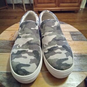Steve Madden Gills Camouflage Slip-On Sneakers Size 10